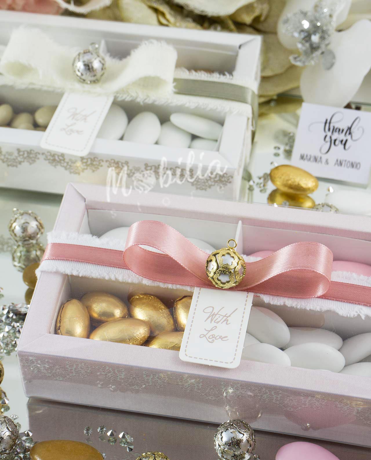 Bomboniera scatola rosa con confettata e ciondolo perla - immagine 4