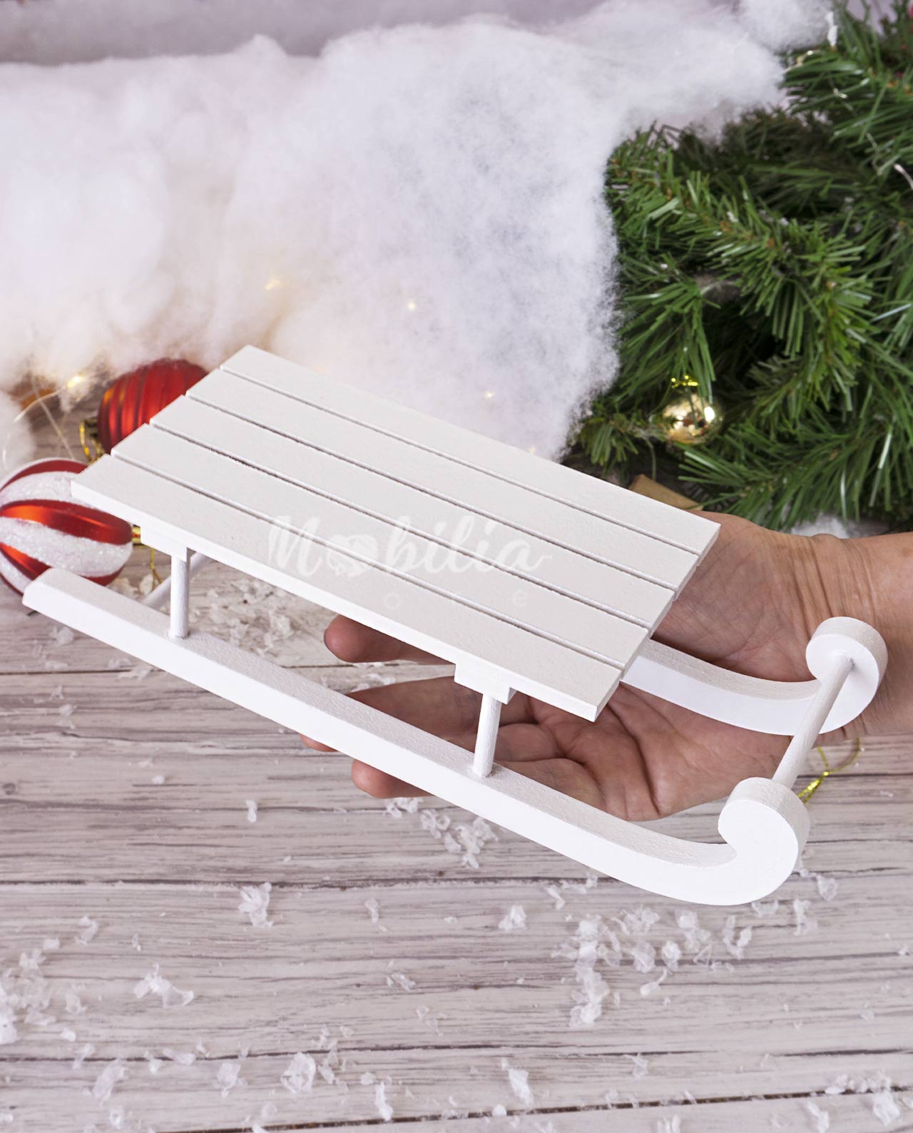 Slitta decorativa in legno bianco
