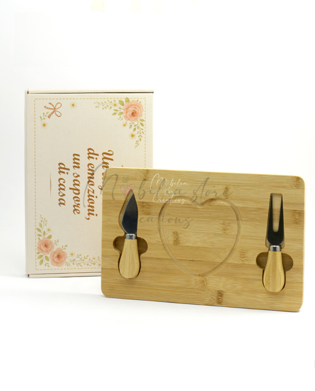 Tagliere in legno con coltelli da formaggio