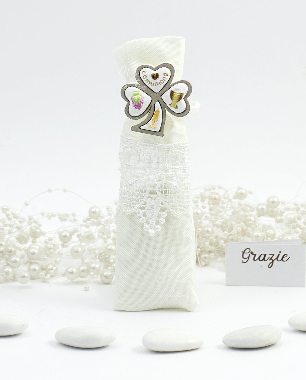 Gesso trifoglio con calice eucaristico su sacchetto con confetti